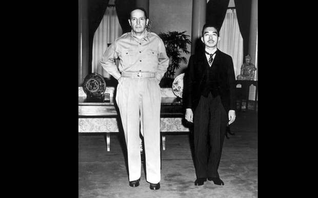 Генерал Макартур и император Хирохито