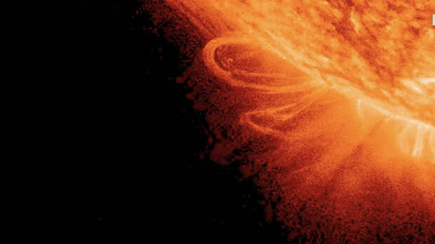 Астрономы запечатлели красивую вспышку на Солнце