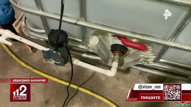 Бутлегер устроил в подвале алкоцех и клеил на водку этикетки известных марок