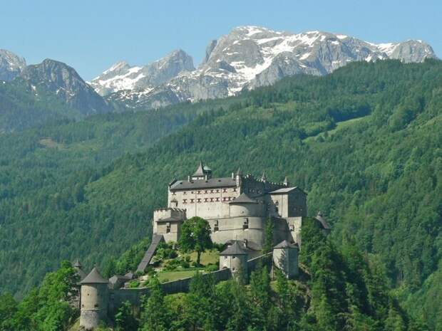 Замок Хоэнфервен (нем. Burg Hohenwerfen) расположен в Австрии на вершине 155 метров над долиной реки Зальцах (Salzach) в 40 км. от Зальцбурга и окружен со всех сторон горными цепями интересное, крепости, мир, путешествия, укрытия, факты