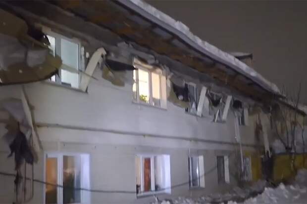 В Татарстане рухнула крыша многоквартирного дома под тяжестью снега