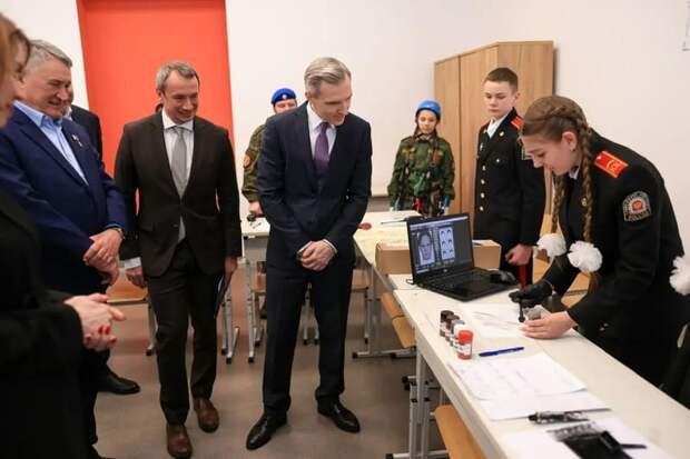 Сенатор Юрий Воробьев приехал в Смоленский кадетский корпус