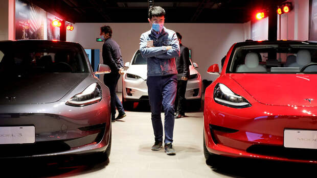 CPCA: продажи электромобилей Tesla в Китае за год упали на 21%
