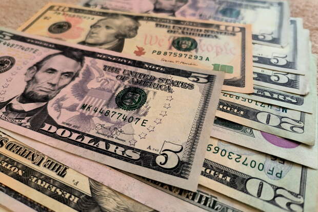 ЦБ разрешил банкам продавать населению наличные доллары и евро без ограничений