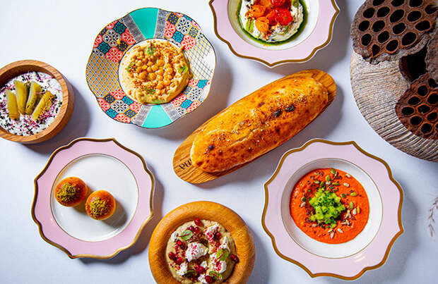 Мезе, дипы, долма: в Москве открылся ресторан персидской кухни Persiana