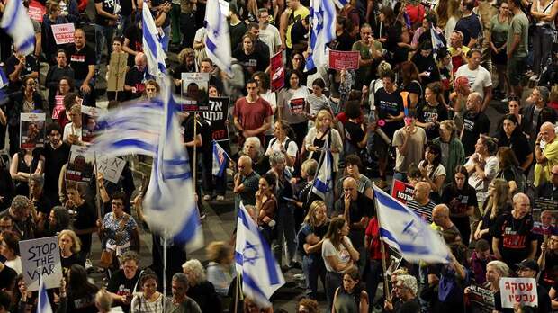 В Тель-Авиве полиция использовала водометы и конницу для разгона митинга