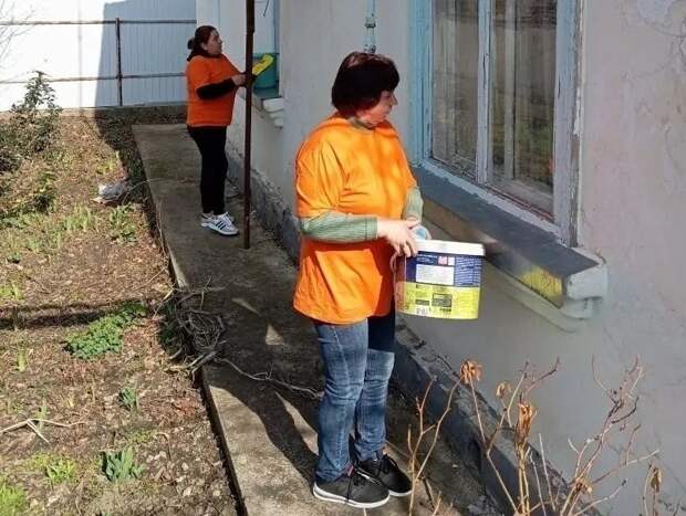 В Адыгее в преддверии Пасхи соцработники помогают своим подопечным