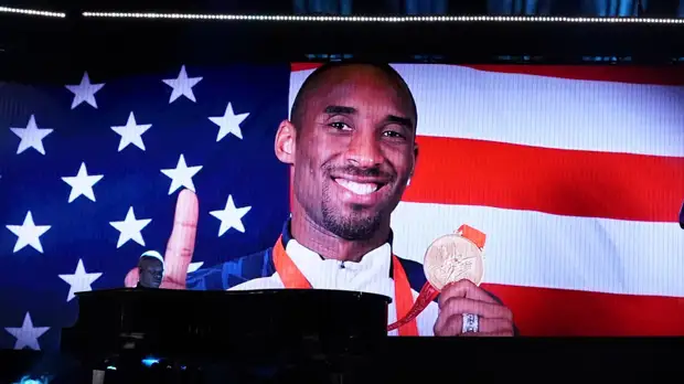 На церемонии прощания с Брайантом собрали более 35 тысяч роз