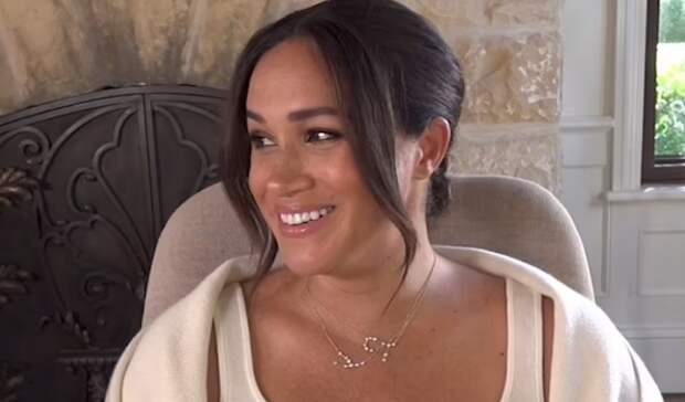 Меган Маркл посмеялась над своей прической в детстве