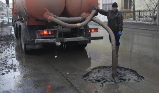 С улиц Тюмени постепенно откачивают талую воду