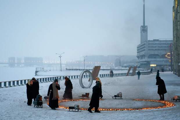 В «Севкабеле» установили 872 горящие свечи в форме разорванного кольца — в честь снятия блокады. Видео с воздуха