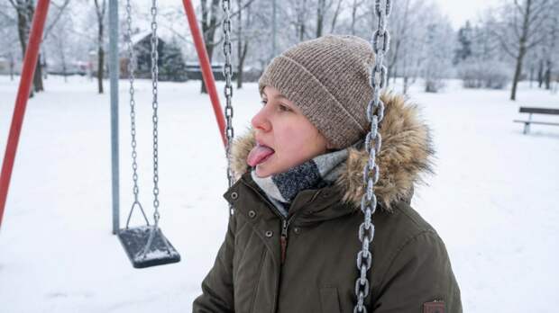 Врач Апанасюк рассказал, как отлепить примёрзший язык от качелей