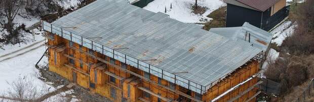 В предгорье Алматы начали снос незаконного трёхэтажного дома