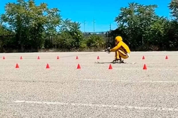 В США пилот установил рекорд, разогнавшись до 110 км/ч на лыжах по асфальту