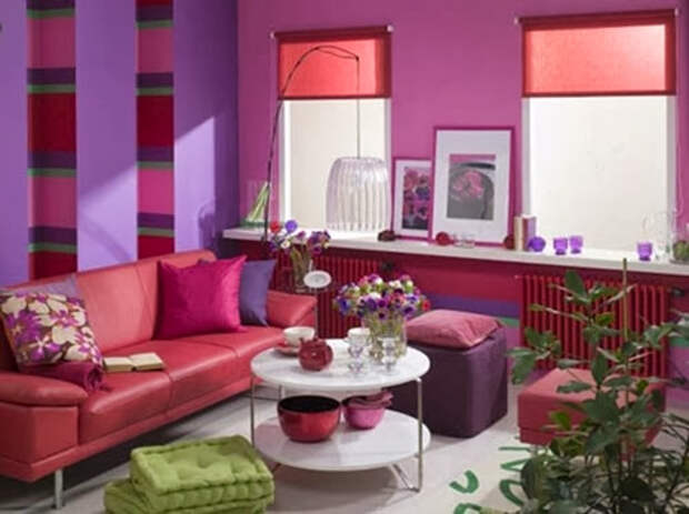 Wnetrze inspirowane natura, kolory anemonow: roz, czerwien i nasycony fiolet na scianach salonu.<br />Projekt i stylizacja: Karolina Chmielnik-Dubaj