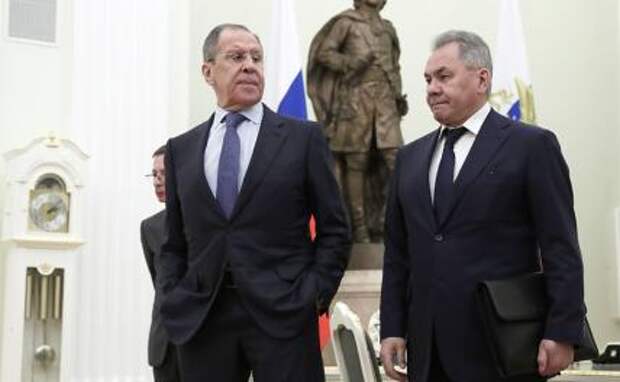 На фото: министр иностранных дел России Сергей Лавров и министр обороны РФ Сергей Шойгу (слева направо)