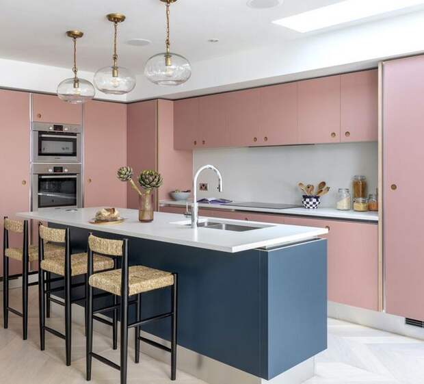 кухня с розовыми фасадами