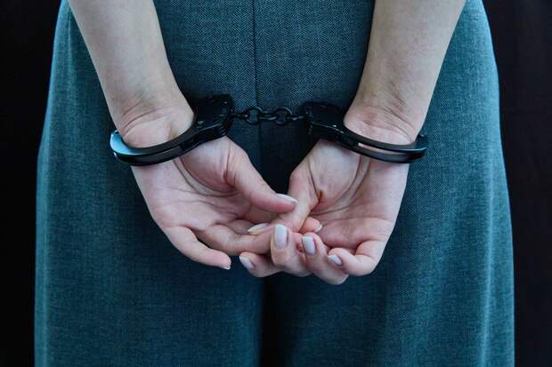 В Саратове женщина помогла упавшей пенсионерке и обокрала ее