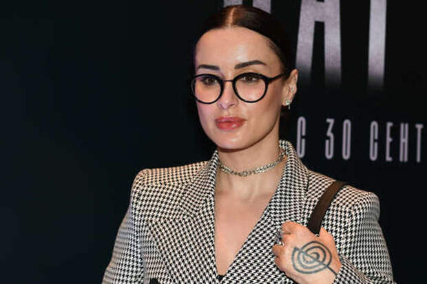 «Мне было плевать на мнение окружающих»: Тина Канделаки без макияжа снялась в бархатном халате