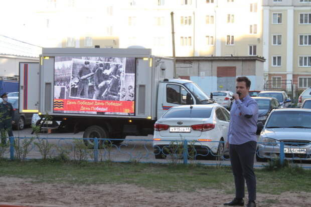 Жители Тверской области спели на балконе "День Победы"