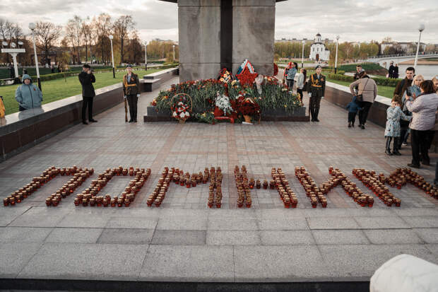 У Обелиска Победы в Твери прошла патриотическая акция «Молодёжь помнит»
