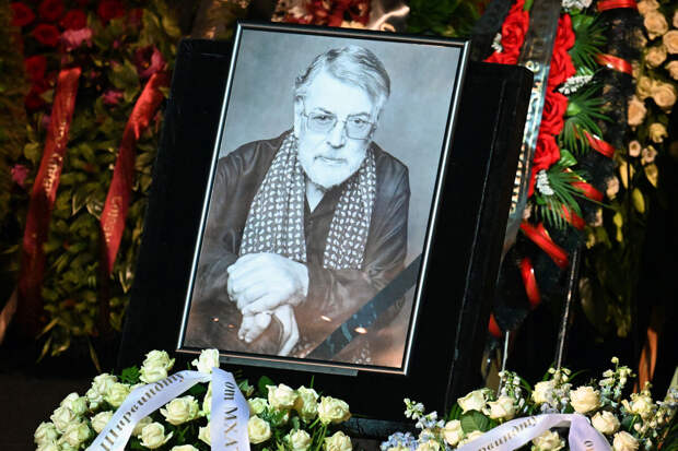 Урну с прахом народного артиста РФ Ширвиндта захоронили на Новодевичьем кладбище