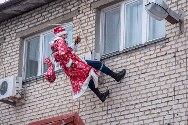 Спасатели спустились с крыши дома ребёнка, поздравляя детей в Луганске