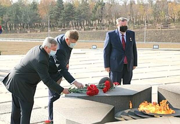 Помощник Президента, председатель Совета по делам казачества Анатолий Серышев (в центре) с полномочным представителем Президента в ЮФО Владимиром Устиновым (справа) и губернатором Ростовской области Василием Голубевым в ходе посещения комплекса «Самбекские высоты».
