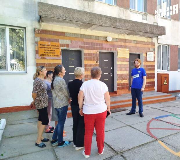 Активисты «Молодой Гвардии» города Джанкой и Джанкойского района поздравили воспитателей и педагогов дошкольного образования с Днём Днем воспитателя и дошкольного работника!