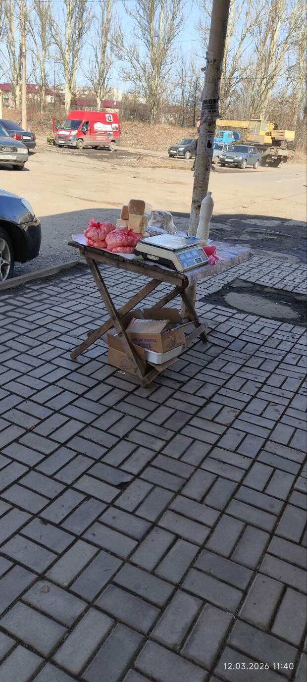 Так же торгуют мясом возле больницы на Восточном в Макеевке