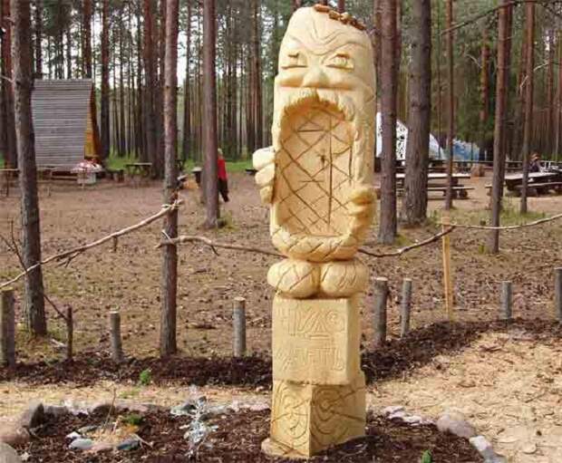 Памятник лаптю в Великом Устюге. Россия. Памятник лаптю в Великом Устюге. Россия.