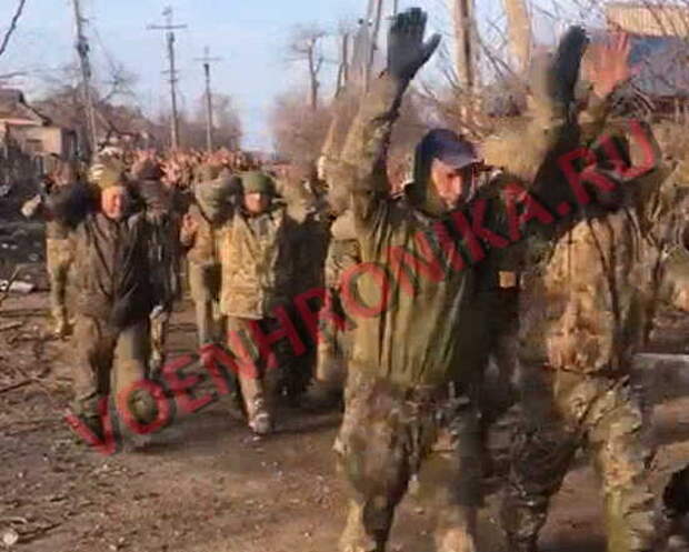 Украинские солдаты в плену видео. Пленные солдаты батальона Азов в Мариуполе. Морская пехота в Мариуполе. Морская пехота в бою на Украине. Украинские солдаты в плену Мариуполь.