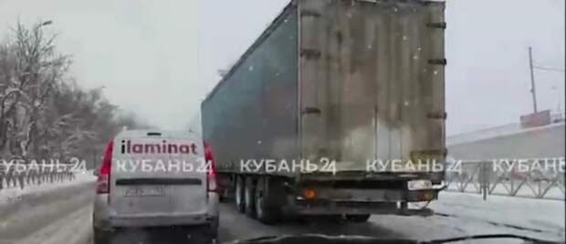 Что творится на Северных мостах в Краснодаре: большегрузы не могут заползти