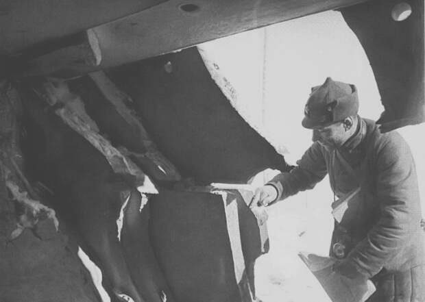 Командир РККА оценивает толщину броневых плит захваченного финского ДОТа, февраль 1940 года