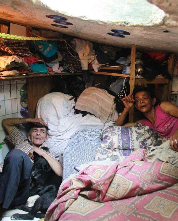 Пара 22 года жила в канализационном колодце. Но только посмотрите, как выглядит их дом изнутри!
