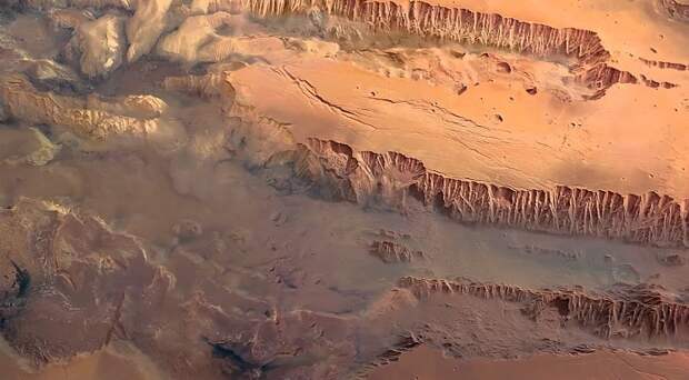 Огромное количество воды обнаружили под поверхностью Марса
