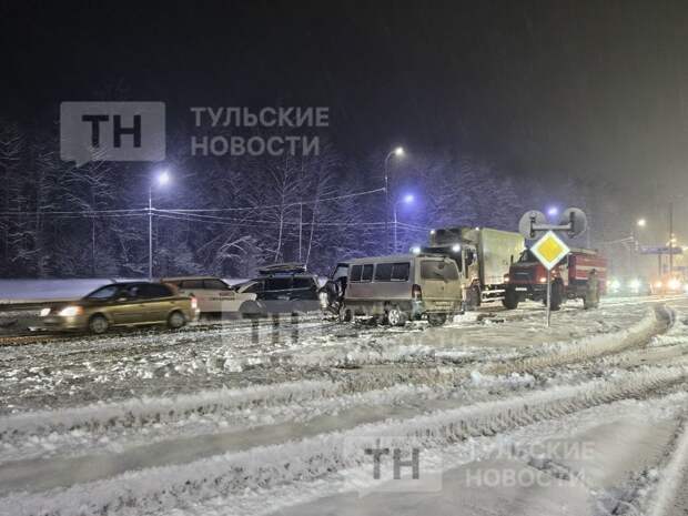 Появились кадры серьезного ДТП на трассе М-2 в Тульской области