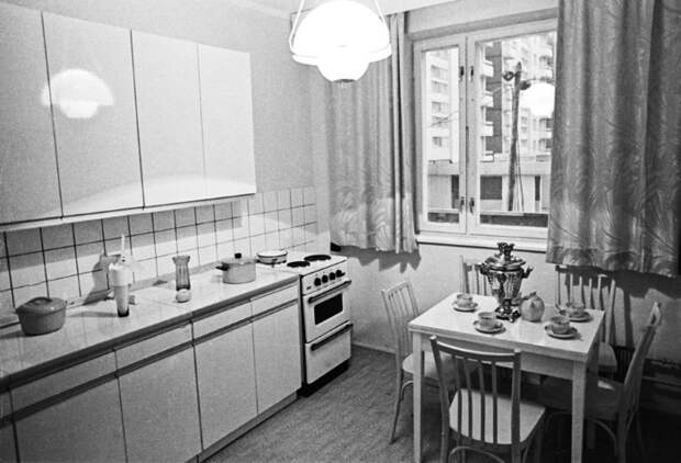 Почему в советских квартирах кухни делали очень маленькими