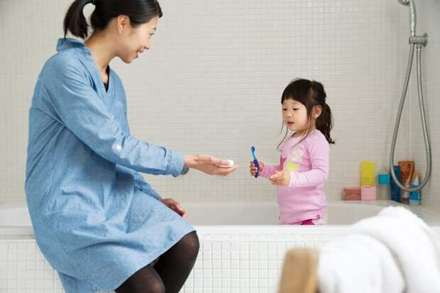 Совместная с родителями чистка зубов, чаще всего — одно из самых ранних воспоминаний каждого жителя Японии