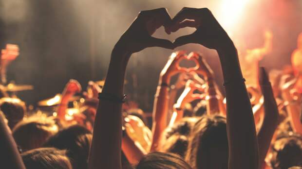 Психолог Юлия Федотова объяснила, чем полезно восхищение кумирами