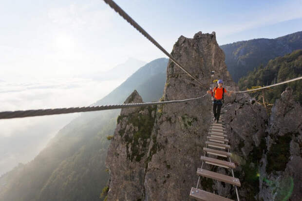 Веревочный мост между скалами Драконова стена на озере Мондзее (Австрия). | Фото: cameralabs.org.