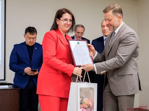 Спикер приморского ЗакСобрания наградил врачей Медцентра ДВФУ, принимавших участие в СВО