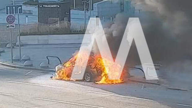 Автомобиль загорелся на Краснопресненской набережной в Москве