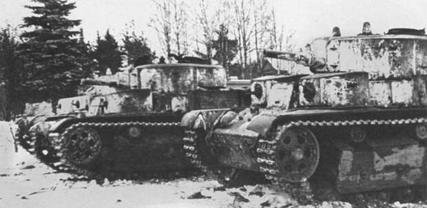 Танки Т-28 20-й тяжелой танковой бригады перед выходом на боевую операцию. Карельский перешеек, февраль 1940 года