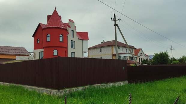 В Твери начали достраивать дом, брошенный американским писателем-фантастом 20 лет назад