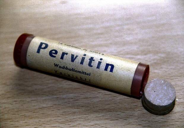 Во время Второй мировой войны некоторые нападения нацистов проходили под метамфетамином, который носил название «первитин»