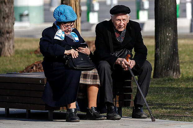 MOSCOW, RUSSIA - MARCH 28, 2020: Elderly people on a bench amid the ongoing COVID-19 pandemic. Artyom Geodakyan/TASS Россия. Москва. Пожилые люди на скамейке на одной из улиц города во время пандемии коронавируса COVID-19. Артем Геодакян/ТАСС