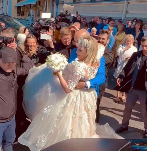 Муж чуть старше сына: 54-летняя Татьяна Буланова в третий раз вышла замуж — фото и видео