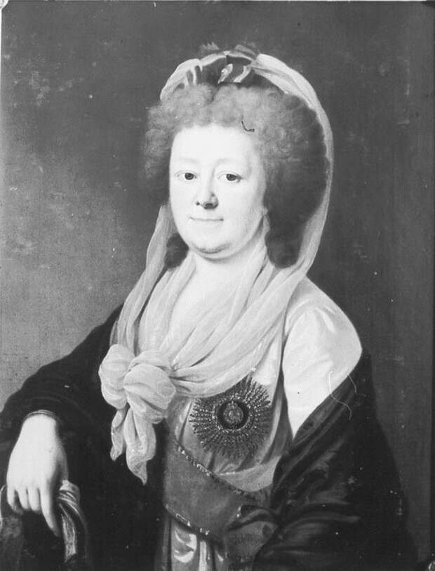Фридерика Августа София Ангальт-Бернбургская. жена брата Екатерины II. Доживет до 1827 года. 
