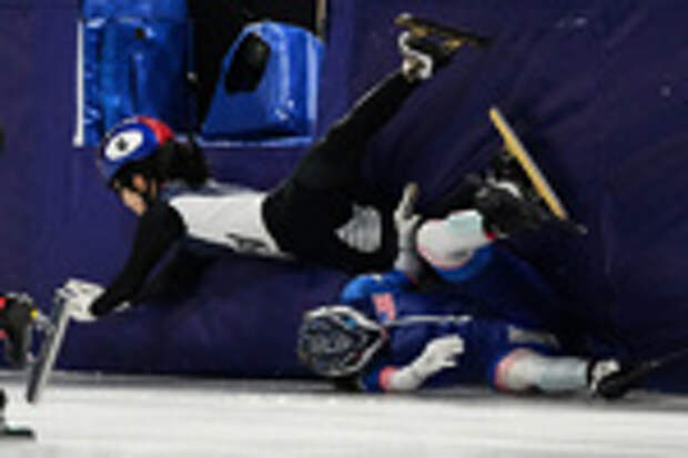 Шорт-трек. Смешанная эстафета. Коринн Стоддард (США), Ким Гил Ли (Южная Корея) (слева направо) / Фото: Stephanie Scarbrough / AP/TASS